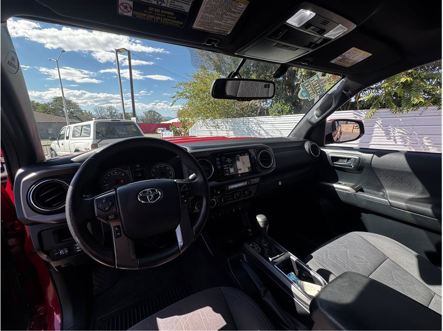 Used 2016 Toyota Tacoma TRD Sport AWD/4WD image 2