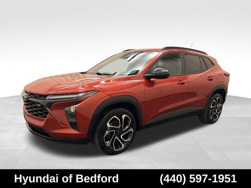 Used 2024 Chevrolet Trax RS w/ Sunroof Package FWD image 1