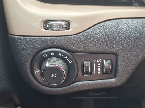 Used 2016 Jeep Cherokee Latitude FWD image 16