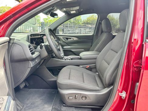Used 2025 Chevrolet Traverse LT w/ Driver Confidence Package FWD image 9