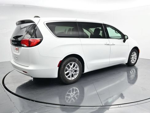 Used 2023 Chrysler Voyager LX FWD image 8