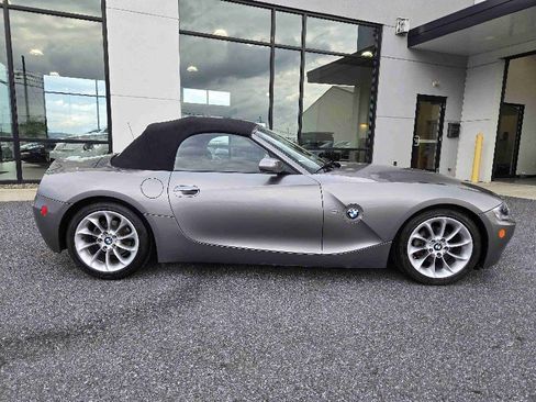 Used 2005 BMW Z4 2.5i image 2