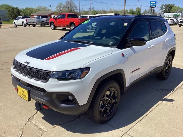 Used 2024 Jeep Compass Trailhawk w/ Trailer Tow Group AWD/4WD image 1
