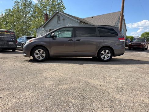 Used 2014 Toyota Sienna LE FWD image 3