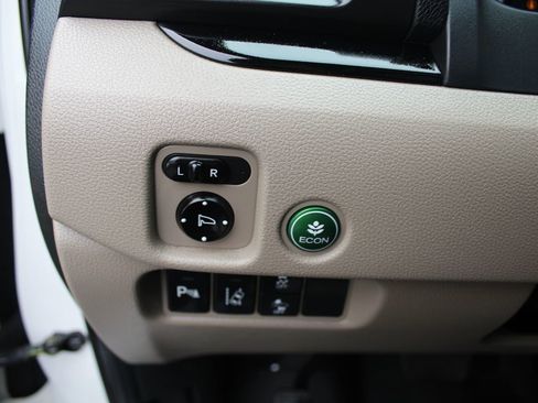 Used 2016 Honda Pilot Touring image 32