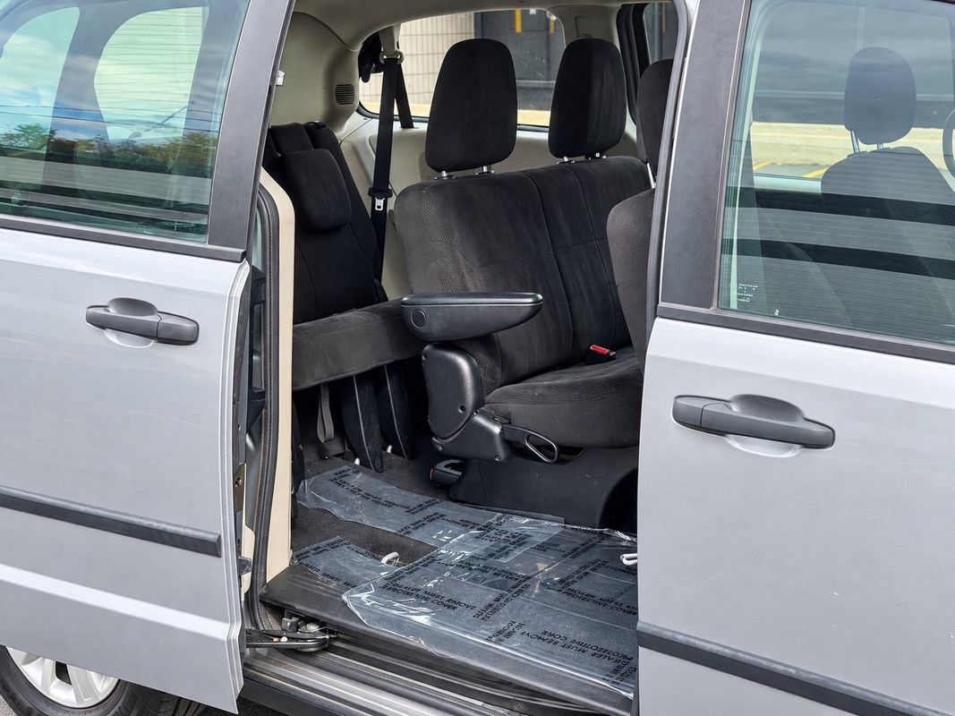 Used 2013 Dodge Grand Caravan American Value Package FWD image 20
