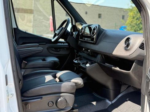 Used 2024 Mercedes-Benz Sprinter 2500 image 18