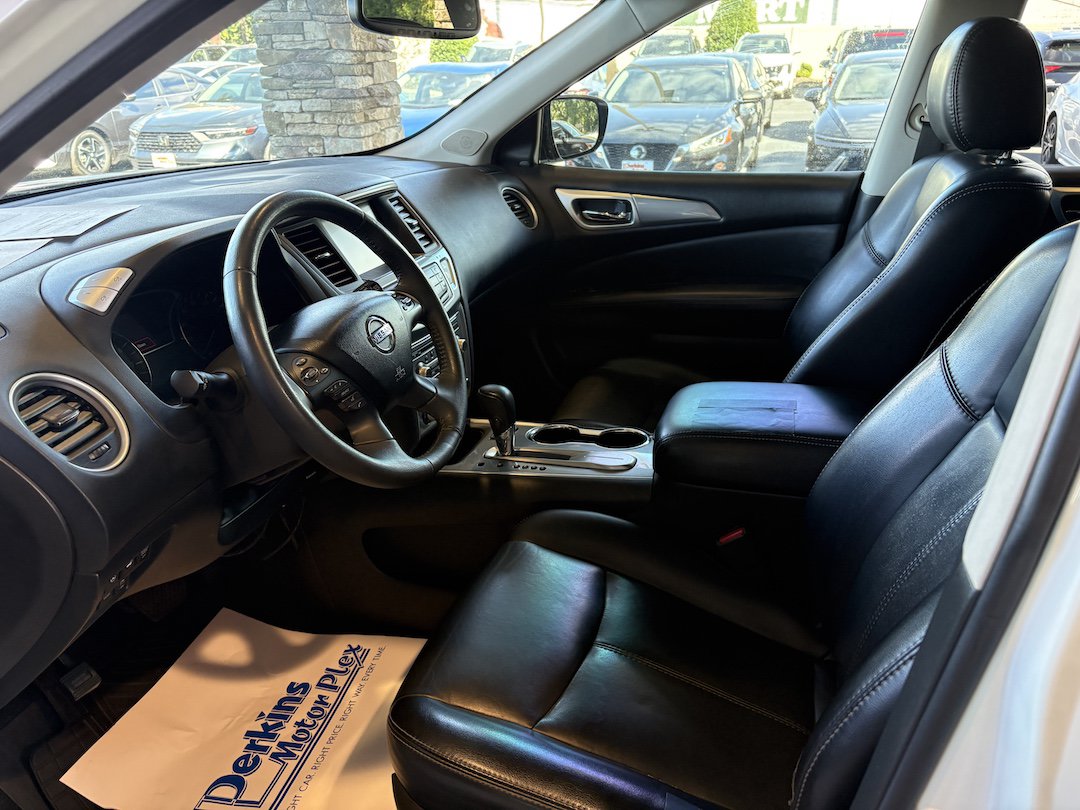 Used 2017 Nissan Pathfinder SL w/ SL Tech Package FWD image 2