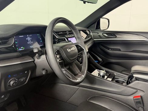 Certified 2023 Jeep Grand Cherokee Overland w/ Luxury Tech Group IV AWD/4WD image 22