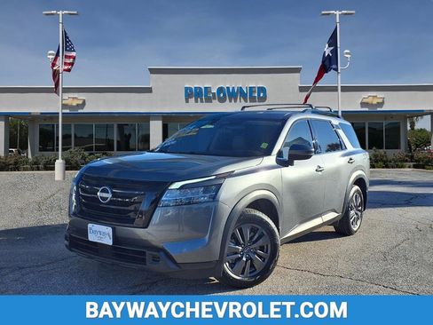 Used 2022 Nissan Pathfinder SV image 1
