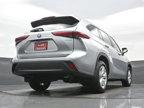 Used 2023 Toyota Highlander LE AWD/4WD image 29