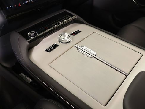 New 2026 Lincoln Navigator Premiere AWD/4WD image 9