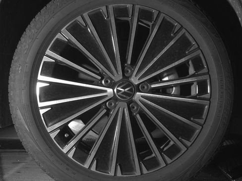 Used 2025 Volkswagen Taos SE image 13