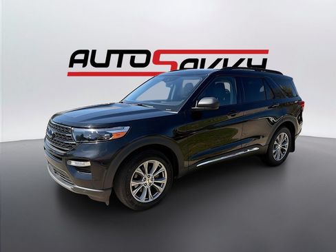 Used 2022 Ford Explorer XLT w/ Equipment Group 202A AWD/4WD image 3