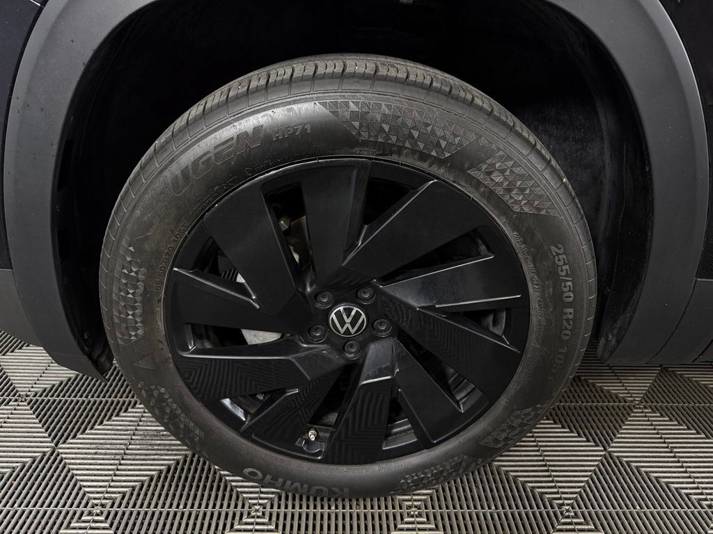 Used 2024 Volkswagen Atlas SE w/ Panoramic Sunroof Package FWD image 11