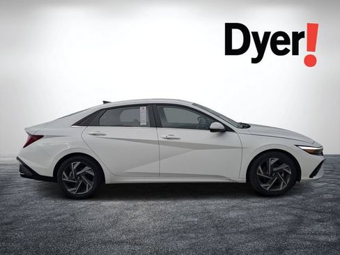 Used 2025 Hyundai Elantra SEL FWD image 2