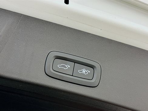 Used 2023 Volvo XC40 B5 Plus w/ Protection Package image 32