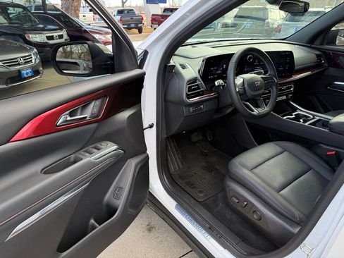 Used 2024 Chevrolet Traverse Z71 image 13