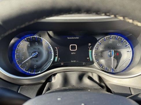 Used 2023 Chrysler Pacifica Touring-L image 16