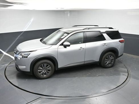 Used 2025 Nissan Pathfinder SV image 18
