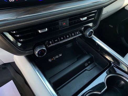 Used 2025 Chevrolet Tahoe Premier AWD/4WD image 18