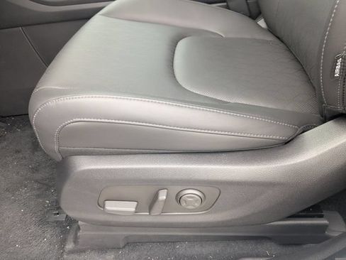 Certified 2025 Kia Carnival SX FWD image 21