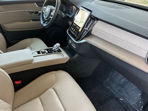 Certified 2025 Volvo XC90 B6 Core AWD/4WD image 18