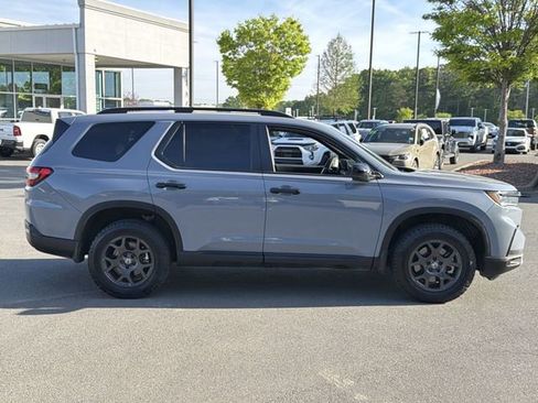 Used 2025 Honda Pilot TrailSport image 13