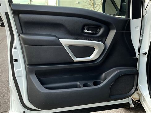 Used 2018 Nissan Titan SV image 21