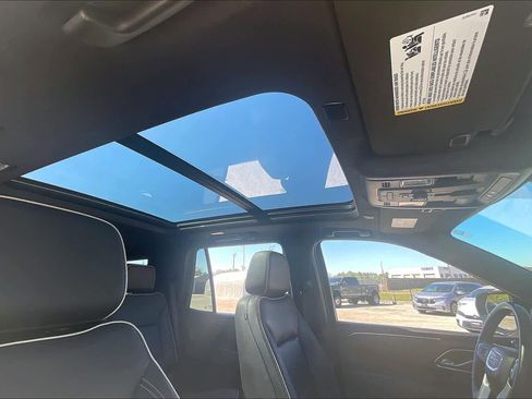 Used 2022 GMC Yukon SLT w/ SLT Premium Package image 14