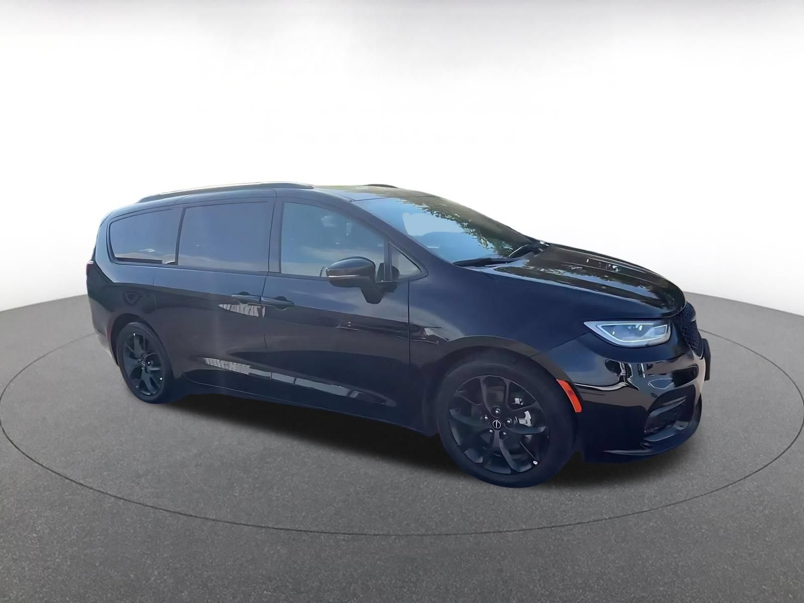 Used 2025 Chrysler Pacifica Limited FWD image 2