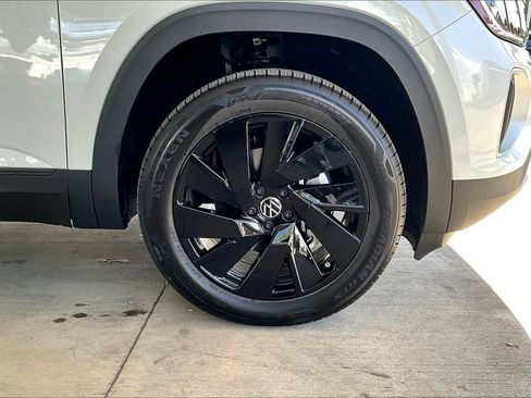 New 2026 Volkswagen Atlas SE w/ Black Wheel Package image 8