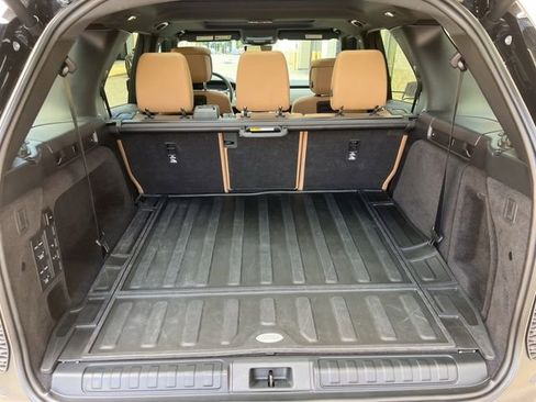 Used 2024 Land Rover Discovery Dynamic SE AWD/4WD image 11