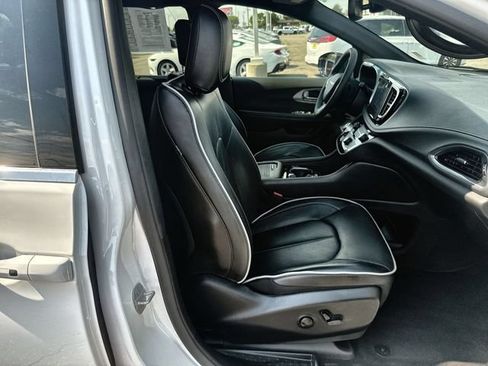 Used 2026 Chrysler Pacifica Limited FWD image 25