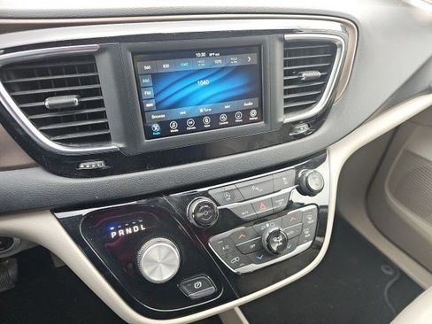 Used 2018 Chrysler Pacifica Touring-L FWD image 23