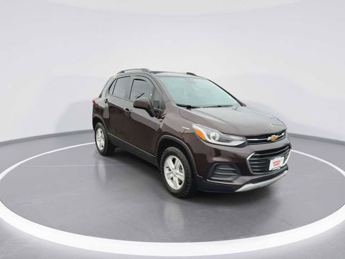 Used 2022 Chevrolet Trax LT w/ LT Convenience Package image 2