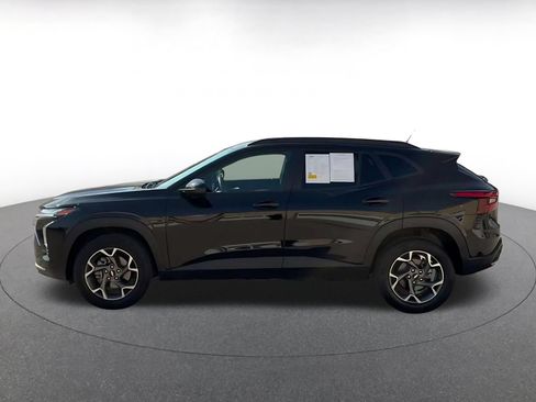 Used 2025 Chevrolet Trax LT FWD image 7