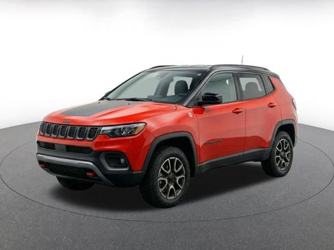 Used 2025 Jeep Compass Trailhawk AWD/4WD image 3