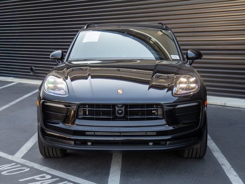 Certified 2026 Porsche Macan AWD/4WD image 10