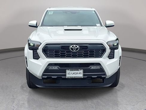 Used 2025 Toyota Tacoma TRD Sport AWD/4WD image 3