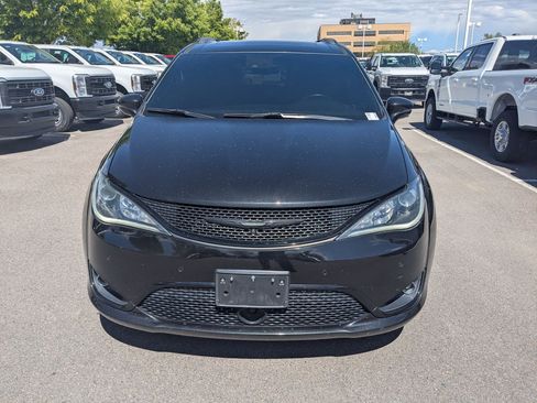 Used 2018 Chrysler Pacifica Limited w/ Advanced Safetytec Group FWD image 11