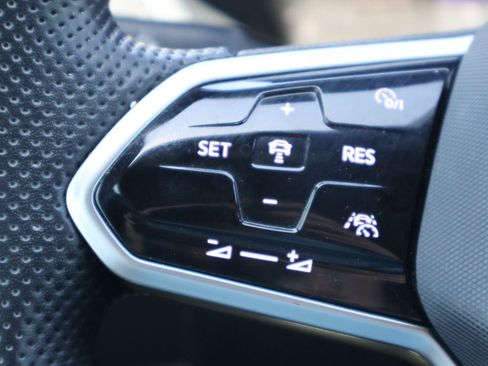 Used 2023 Volkswagen Tiguan SE R-Line FWD image 30