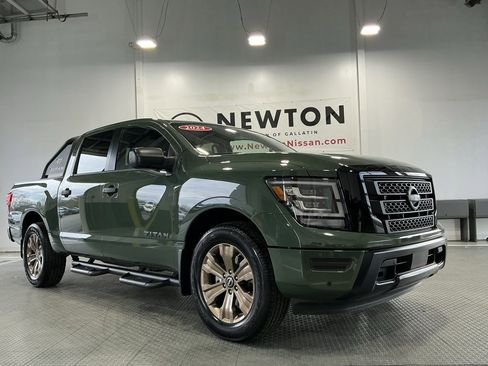 Used 2024 Nissan Titan SV w/ SV Bronze Edition Package image 24
