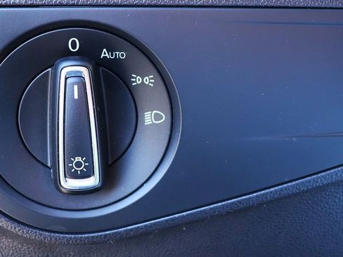 Used 2018 Volkswagen Tiguan SE w/ Panoramic Sunroof Package image 40