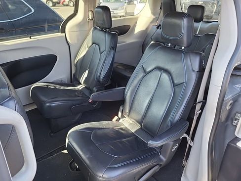 Used 2021 Chrysler Pacifica Touring-L image 8