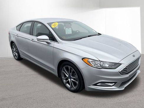 Used 2017 Ford Fusion SE w/ Equipment Group 201A image 3
