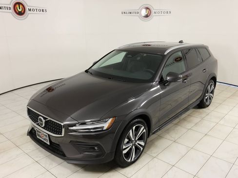 Used 2025 Volvo V60 B5 Cross Country Plus image 35