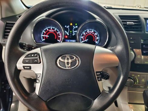 Used 2012 Toyota Highlander FWD w/ Tech Pkg image 18