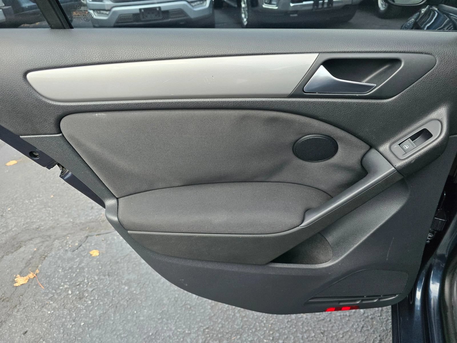 Used 2014 Volkswagen Golf 4-Door FWD image 17