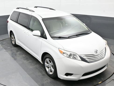 Used 2015 Toyota Sienna LE image 34
